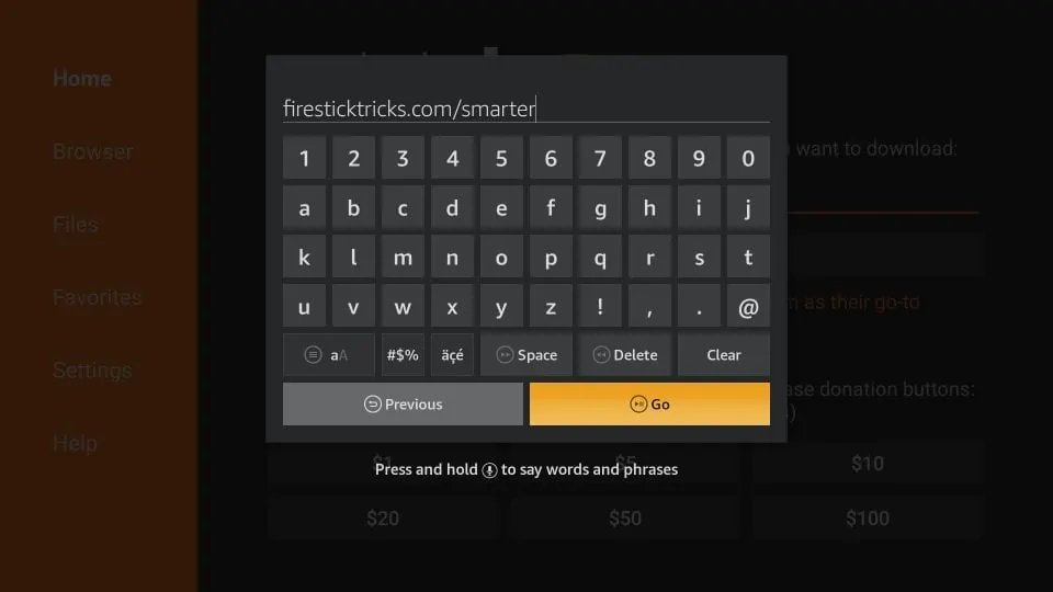 Downloader-App auf dem Firestick mit eingegebener URL zum Herunterladen von IPTV Smarters.