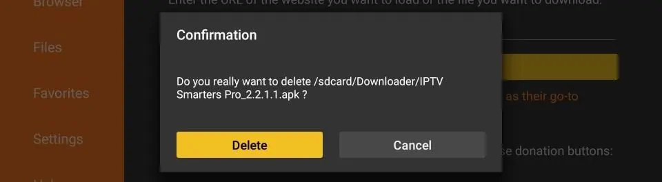 Firestick-Bildschirm mit Bestätigungsdialog zum Löschen der IPTV Smarters Pro-APK-Datei.